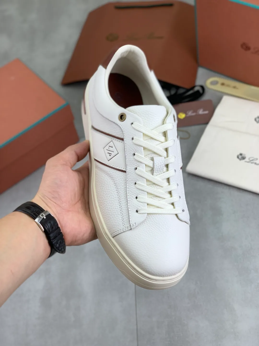 Men's men's shoes 💰P560 New style 💰High quality The latest casual shoes Loro Piana 💯Top grade💯Buy the original copy💯 Founded the existing Loro Piana company on April 24, 1924. It is now the sixth generation of family business, providing top quality products to customers who are discerning in taste and quality. Imported original fly woven fabric with cowhide fabric, plain calfskin lining. Hand-sewn thread with cowhide feet. Original packaging. Number of yards: 38-44 (customized for 45 and 46). 2️⃣ colors available.